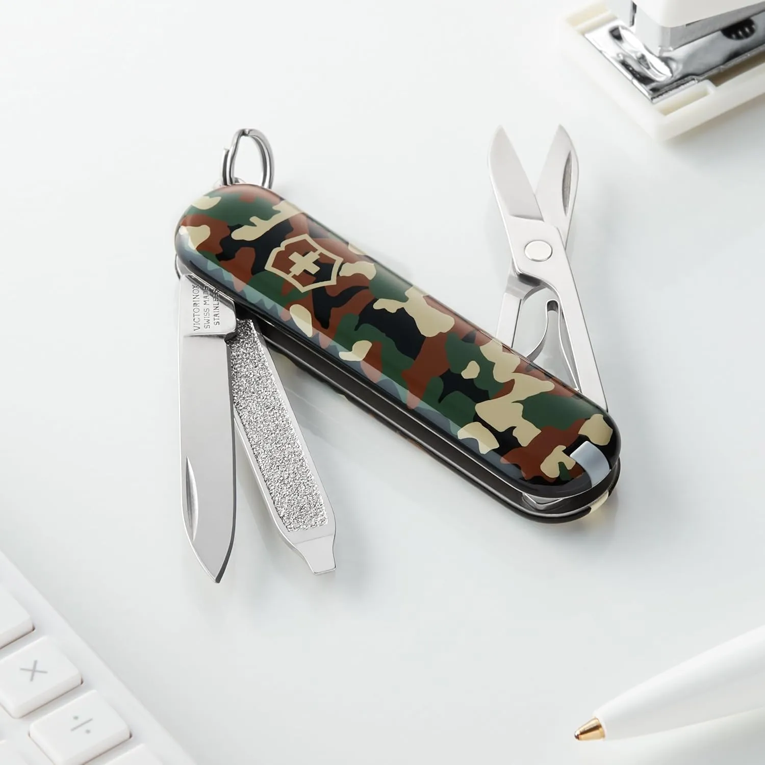 Victorinox Classic SD Swiss Army Knife, Compact 7 Function Swiss Made Pocket Knife with Small Blade, Screwdriver and Key Ring - Camo